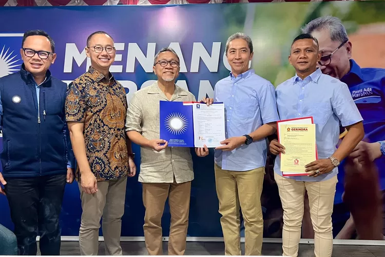 Sekjen PAN Eddy Soeparno saat mendampingi Ketum Zulhas serahkan SK rekomendasi buat pasangan Dedie Rachim dan Jenal Mutaqin di Pilkada Kota Bogor (dok pribadi)