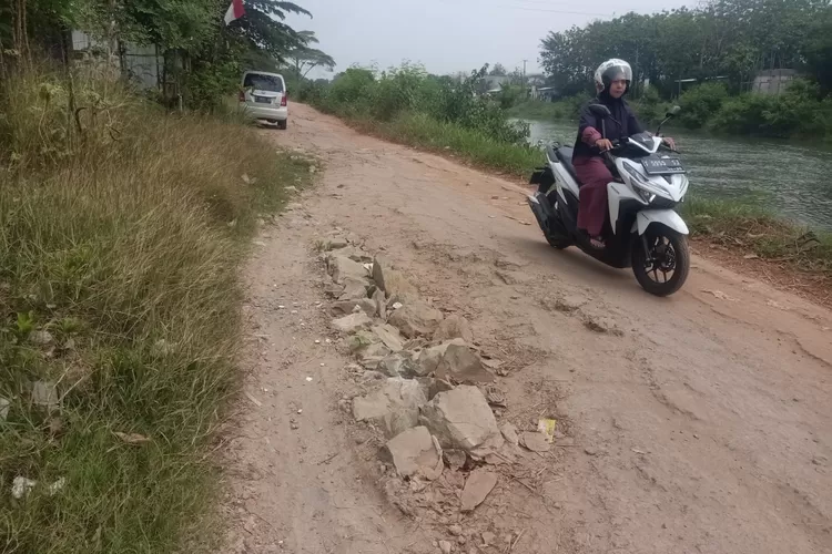 Selain rawan kecelakaan, Bertahun-tahun sudah Jalan Irigasi Leuweung Seureuh, Desa Cibalongsari, Kecamatan Klari, Kabupaten Karawang juga rusak parah (Herman)
