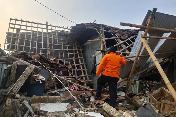 Kondisi rumah ambruk di Kampung Pasir, Katulampa, Kota Bogor. (Dok BPBD Kota Bogor) 