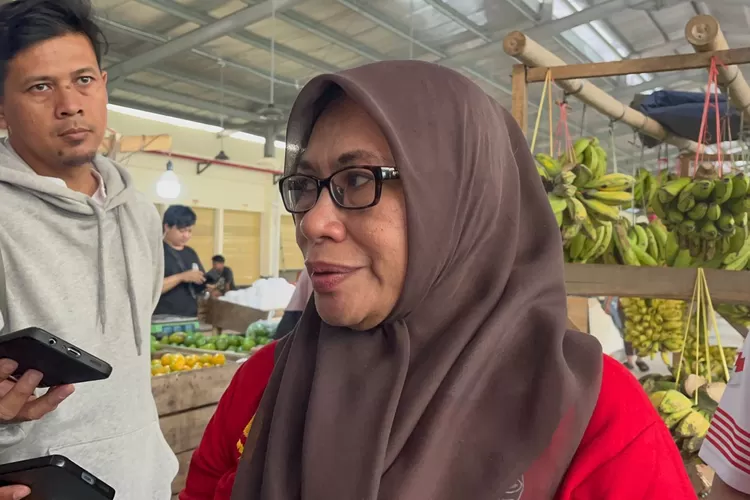 Sekda Kota Bogor, Syarifah Sofiah memberikan keterangan terkait rencana ASN dan pegawai BUMD diminta untuk belanja di pasar tradisional. 