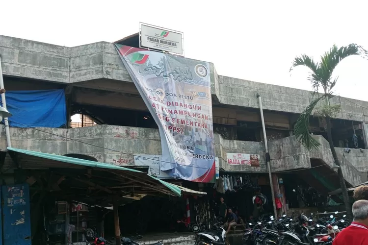 Pengumuman rencana revitalisasi Pasar Merdeka Bogor yang dilakukan Perumda PPJ Kota Bogor. 