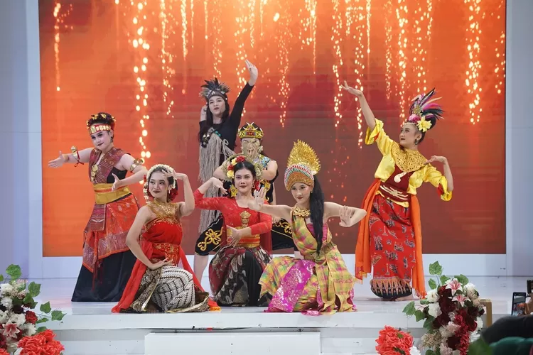 Peserta mengikuti lomba peragaan busana bertajuk Warisan Budaya Nuansa Kemerdekaan di Atrium Mal Botani Square, Kota Bogor, Sabtu, 10 Agustus 2024. (Humas Pemkot Bogor)