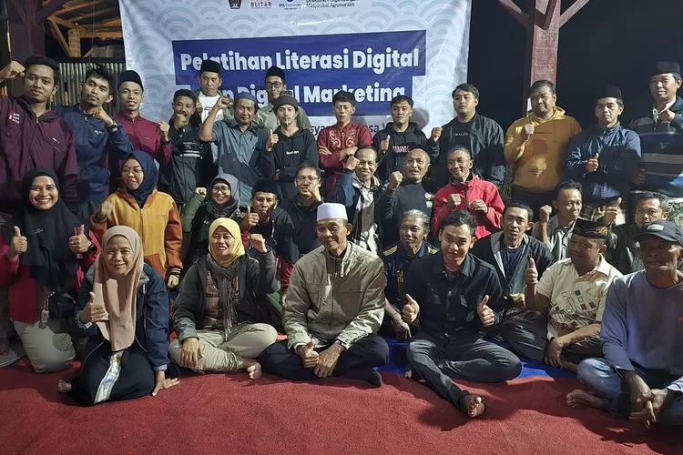 Pelatihan literasi dan pemasaran digital Tim Dospulkam Departemen SKPM Fakultas Ekologi Manusia IPB University ke petani koi  di Joglo Koi Park Dusun Kuwut, Desa Kemloko, Kecamatan Nglegok, Blitar, Kamis, 8 Agustus 2024. (Koi Park Blitar)