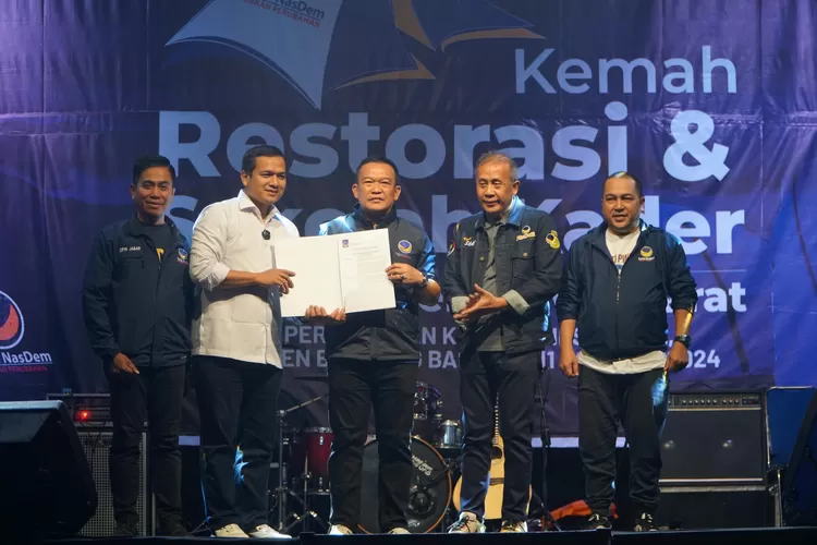 Yadi Rusmayadi dan Pipin Sopian terima B1KWK dari Partai NasDem untuk maju sebagai Calon Bupati dan Wakil Bupati di Pilkada Purwakarta 2024.  Foto: NasDem.