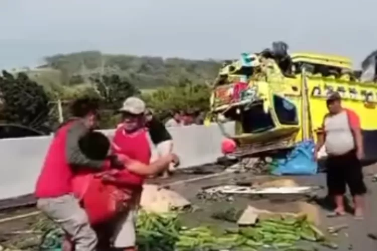 Truk Bermuatan Sembako dan Sayuran alami kecelakaan tunggal di Jalan Tol Semarang - Batang usai alami pecah ban (Foto: Tangkapan layar Instagram @interaktive__)