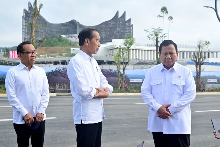 Presiden Jokowi bersama Menhan Prabowo Subianto usai rapat kabinet di IKN (JPP)
