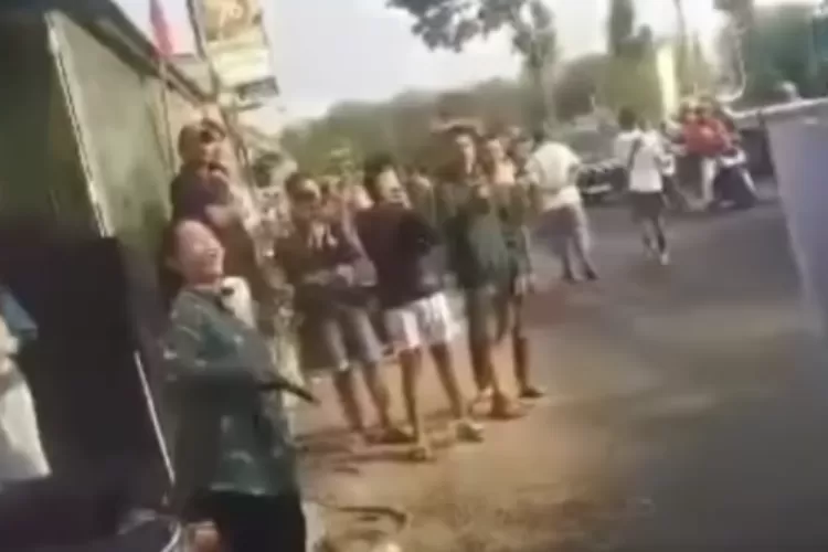 Nekat siram rombongan Karnaval Sound horeg, Emak-emak di Pati Nyaris jadi korban pengeroyokan (Foto: Tangkapan layar Instagram @frix.id)