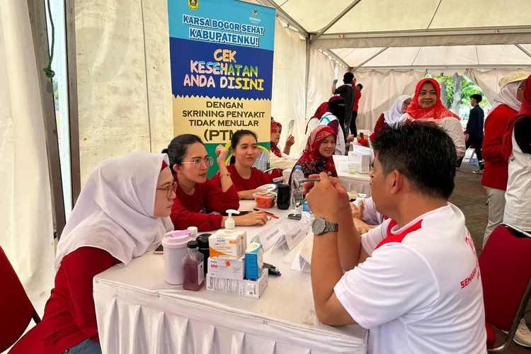 Warga menikmati pelayanan di Gebyar Pelayanan Publik yang dihadirkan Pemkab Bogor di Stadion Pakansari, 10-11 Agustus 2024. (Humas Pemkab Bogor)