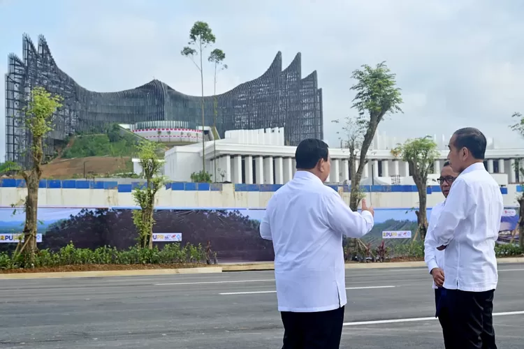 Presiden Jokowi bersama Menhan Prabowo Subianto usai rapat kabinet di IKN (JPP)