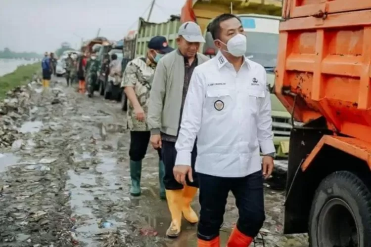 Ilustrasi situasi TPAS Jalupang saat dikunjungi Bupati Karawang beberapa waktu lalu (Samsudin)