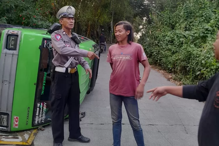 Kondisi angkot terguling usai gagal menanjak di wilayah Bondongan, Bogor Selatan, Kota Bogor. (Dok polisi) 