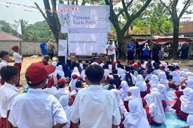 Yayasan Kursi Putih sukses menggelar acara bertemakan 'Terbang Raih Cita Bersama Kupu' di SDN 02 Curug, Desa Curug, Kecamatan Jasinga