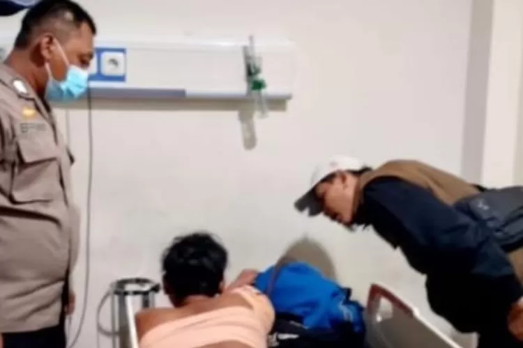 Pelajar korban tawuran dengan celurit masih menancap di lengan mendapat penanganan di RSUD Cibinong, Kabupaten Bogor. (Polres Bogor)