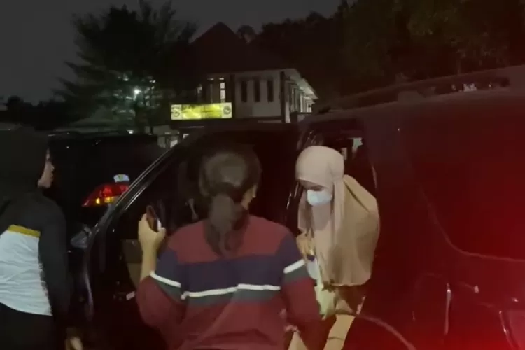 Korban KDRT Cut Intan Nabila tiba di Polres Bogor, Selasa, 13 Agustus 2024 sore. (Devina)