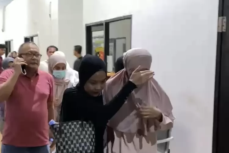 Korban KDRT Cut Intan Nabila usai menjalani pemeriksaan di Unit PPA Satreskrim Polres Bogor, Selasa, 13 Agustus 2024 malam. (Devina)