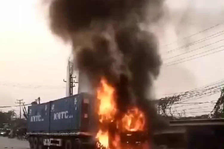 Truk Kontainer terbakar usia tabrak dan seret sepeda motor di Cikande, Banten (Foto: Tangkapan layar X @Creepy_room_)