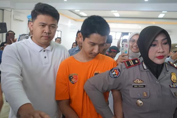 Tersangka kasus KDRT terhadap Cut Intan Nabila, Armor Toreador dihadirkan saat konferensi pers pengungkapan kasus KDRT di Mako Polres Bogor, Rabu, 14 Agustus 2024. (Arifin/Metropolitan)