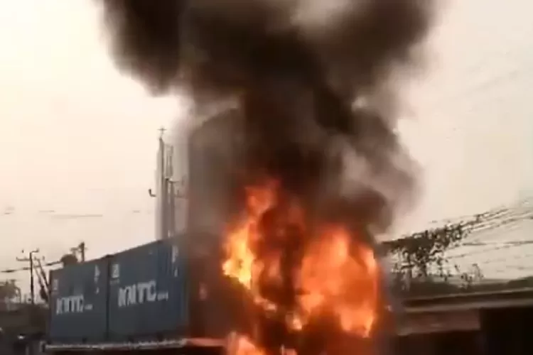 Sopir Truk Kontainer yang Terbakar usai tabrak dan seret sepeda motor di Cikande, Banten ternyata dalam kondisi mabuk berat (Foto: X @creepy_room_)