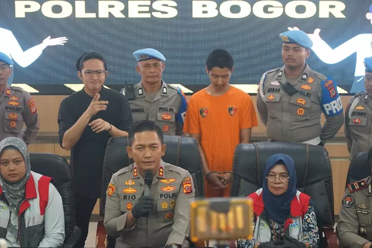 Polres Bogor bersama Kementerian Pemberdayaan Perempuan dan Perlindungan Anak (PPPA) saat konferensi pers pengungkapan kasus KDRT yang dilakukan tersangka Armor Toreador kepada Cut Intan Nabila di Mako polres Bogor, Rabu, 14 Agustus 2024. (Arifin/Metropolitan)