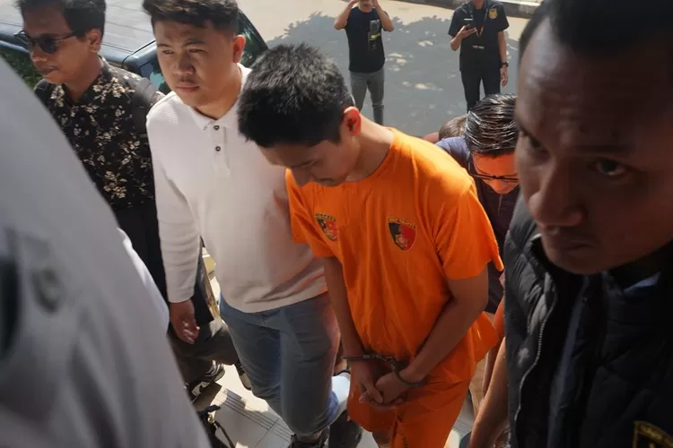 Tersangka kasus KDRT terhadap Cut Intan Nabila, Armor Toreador saat konferensi pers di Mako Polres Bogor, Rabu, 14 Agustus 2024. (Arifin)