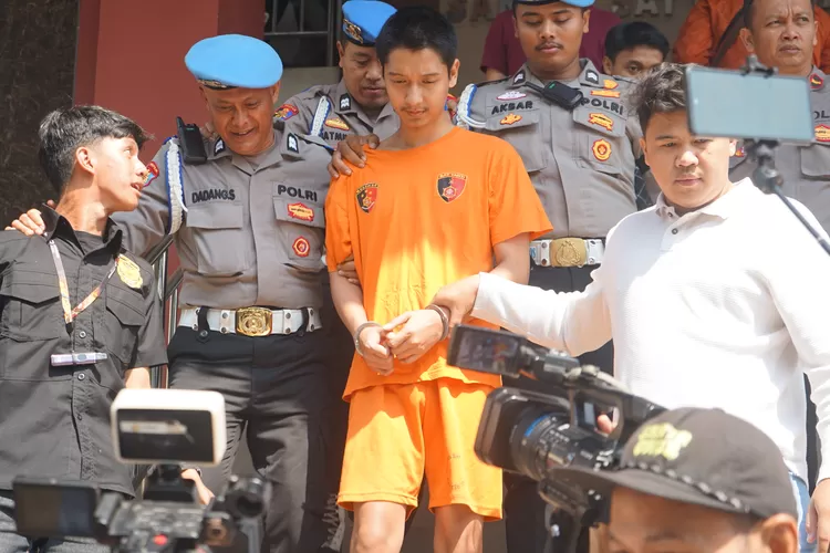 Tersangka kasus KDRT terhadap Cut Intan Nabila, Armor Toreador digiring polisi usai konferensi pers di Mako Polres Bogor, Rabu, 14 Agustus 2024. (Arifin)