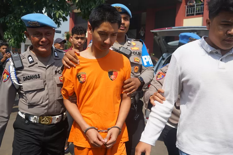 Tersangka kasus KDRT terhadap Cut Intan Nabila, Armor Toreador digelandang polisi saat konferensi pers pengungkapan kasus KDRR di Mako Polres Bogor, Rabu, 14 Agustus 2024. (Arifin)