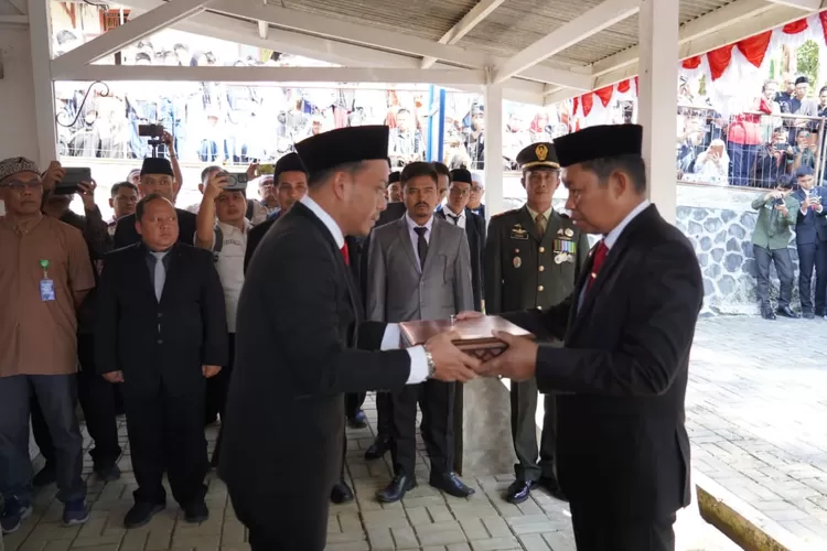 Prosesi penjemputan Duplikat Bendera Pusaka Merah Putih di Pendopo Bupati Malasari, Kecamatan Nanggung oleh Pj Bupati Bogor, Kamis, 15 Agustus 2024. (Humas Pemkab Bogor)