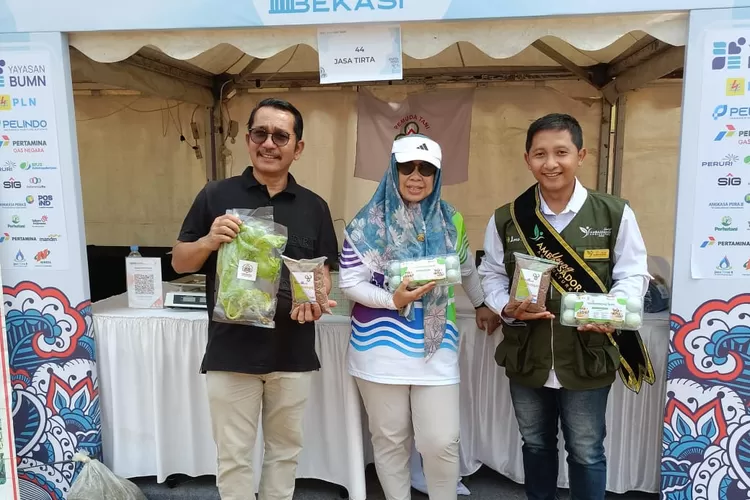 Pemuda tani Karawang dan Purwakarta dan BUMN jasa Tirta tarum 2 saat melakukan bazar (Samsudin)