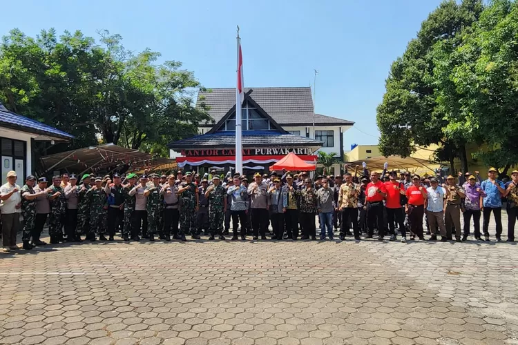 Kegiatan Lomba Peraturan Baris Berbaris (PBB) antar anggota Satlinmas se-Kecamatan Purwakarta. (Aik/Metropolitan)