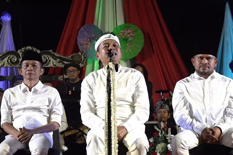 Kang Dedi Mulyadi (KDM) saat mendeklarasikan Paslon Om Zein dan Abang Ijo dalam acara KDM Menyapa yang digelar di Lapangan Babakan, Kecamatan Wanayasa, Kabupaten Purwakarta pada pertengahan Juli 2024 lalu. (Aik/Metropolitan)