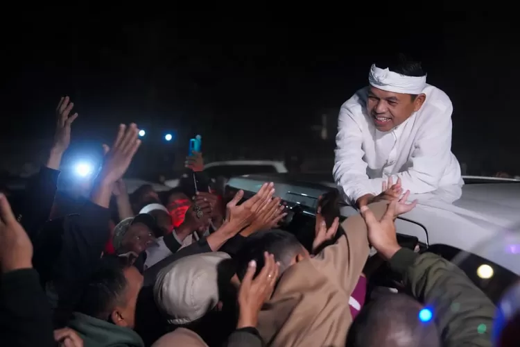 Cagub Jabar di PIlgub Jabar 2024, Dedi Mulyadi mendapat sambutan warga saat tiba dalam acara KDM Menyapa di Kabupaten Garut, Jumat 16 Agustus 2024. (Aik/Metropolitan)