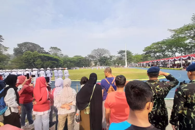 Warga Kota Bogor antusias menyaksikan Upacara Hari Kemerdekaan RI tingkat Kota Bogor di Lapangan Sempur, Sabtu 17 Agustus 2024. (Prokompim Kota Bogor)