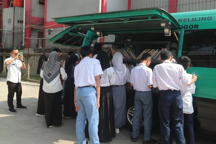 Mahasiswa KKN-T Unida bersama Diarpus Kabupaten Bogor menggelar perpustakaan keliling alias pusling (Unida)