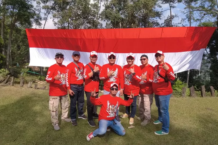 Merayakan hari kemerdekaan RI ke 79, Bikers MBCI membentangkan bendera Merah Putih raksasa di Situs Gunung Padang, Cianjur (MBCI)
