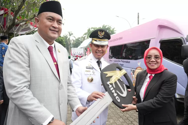 Pj Bupati Bogor Asmawa Tosepu dan Ketua DPRD Kabupaten Bogor Rudy Susmanto memberikan penghargaan usai upacara HUT ke-79 RI di Lapangan Tegar Beriman, Sabtu, 17 Agustus 2024. (Humas Pemkab Bogor)