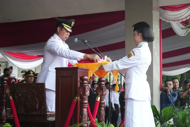 Pj Bupati Bogor pimpin langsung penurunan Bendera Merah Putih, Sabtu, 17 Agustus 2024. (Humas Pemkab Bogor)