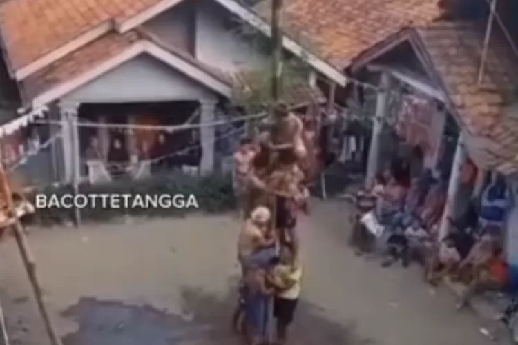 Seorang peserta Panjat pinang di Brebes Meninggal Dunia usai tertimpa teman sendiri (Foto: Tangkapan layar Instagram @rina.senjaa1)