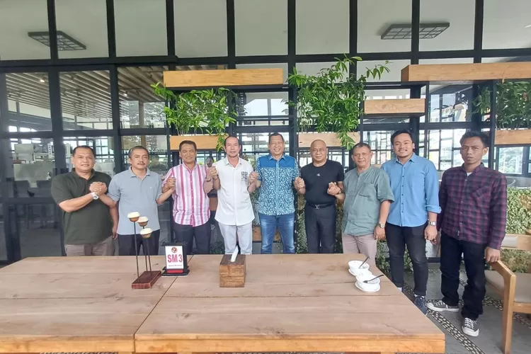 Sejumlah perwakilan partai di Kabupaten Bogor saat melakukan pertemuan di kawasan Sentul, Kabupaten Bogor dan sepakat memenangkan Rudy Susmanto di Pilbup Bogor 2024. (Ist)