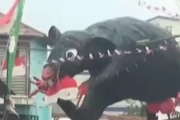 Gapura berbentuk tikus makan bendera merah putih di Bandar Lampung untuk sambut HUT ke 79 RI (Foto: Tangkapan layar Instagram @folkshitt)
