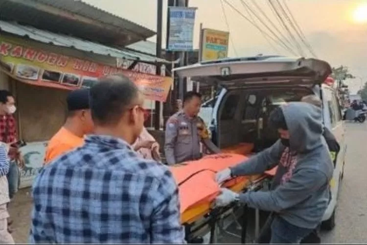 Petugas mengevakuasi mayat perempuan yang ditemukan di Cikeas Gunungputri, Kabupaten Bogor. (Polres Bogor)
