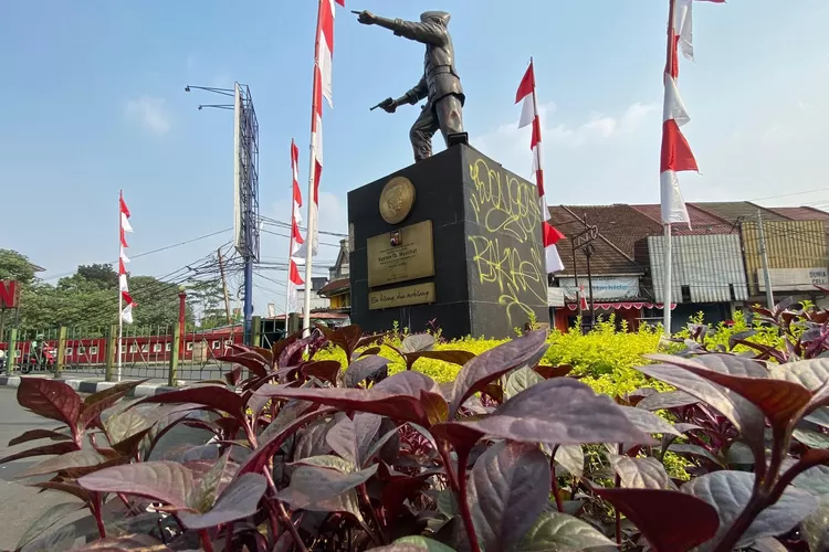 Kondisi patung pahlawan Kapten Tb Muslihat yang menjadi sasaran korban vandalisme. (Fadli/Metropolitan) 