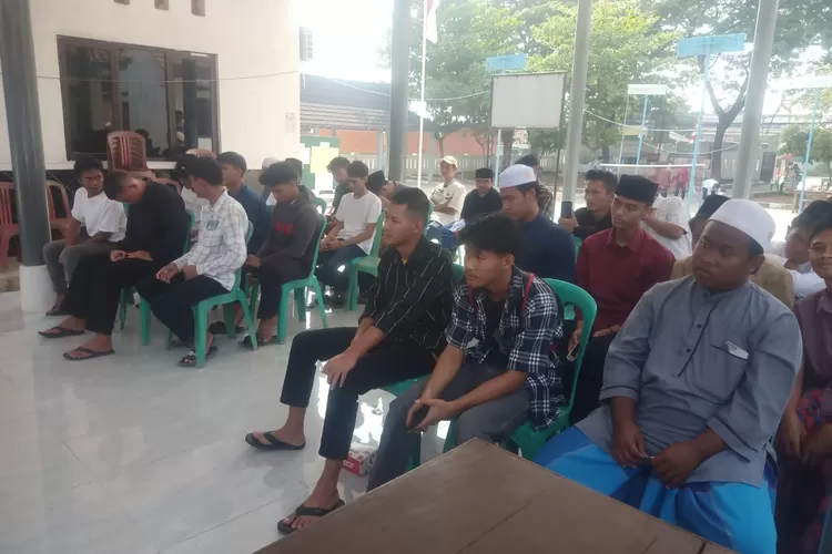 Untuk menguatkan jiwa entrepreneur di kalangan santri, puluhan santri di Karawang ikut program kecakapan wirausaha (PKW) (Herman)
