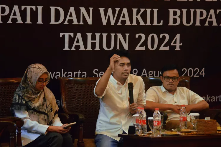 Divisi Sosialisasi dan SDM KPU Purwakarta, Oyang Este Binos mengisi acara Sosialisasi Tahapan Pencalonan Pilkada 2024 dengan mengundang jurnalis, di Hotel Grand Situ Buleud, Kelurahan Nagrikidul, Senin 19 Agustus 2024. (KPU Purwakarta)