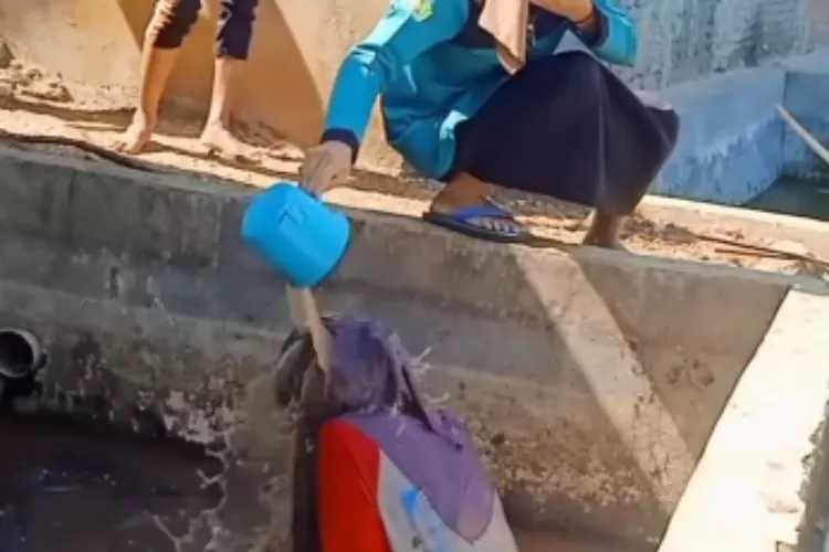 Santri perempuan di Jatim dapat hukuman direndam dan disiram air got diduga karena ketahuan Pacaran (Foto: Tangkapan layar Instagram @terangmedia)