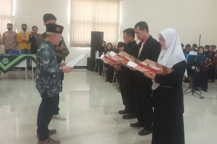 Kepsek SMKN Muhammadiyah Dua Cikampek Enda Rahmat saat dilantik (Herman)
