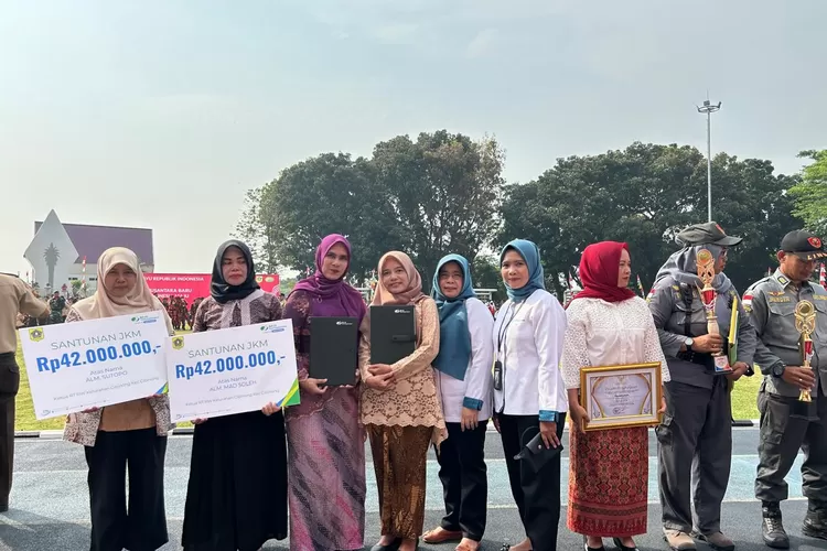 Dalam momentum Hari Kemerdekaan RI ke 79, BPJS Ketenagakerjaan Bogor Cileungsi menyerahkan santunan jaminan kematian (JKM) buat 2 ahli waris (BPJS)