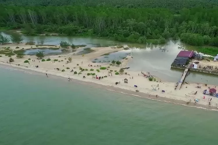 Salah satu tempat wisata alam untuk menikmati Liburan di Penajam Paser Utara yang akan menjadi IKN yaitu Pantai Sipakario Nipah-nipah. (jadesta.kemenparekraf.go.id)