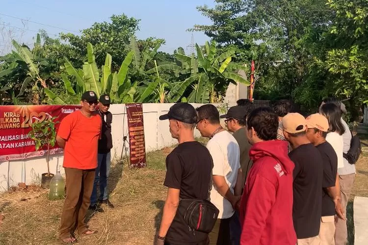 Melalui aksi bakti sosial dan penanaman pohon, PPK Karawang Barat melakukan sosialisasi Pilkada Karawang 2024 (Samsudin)