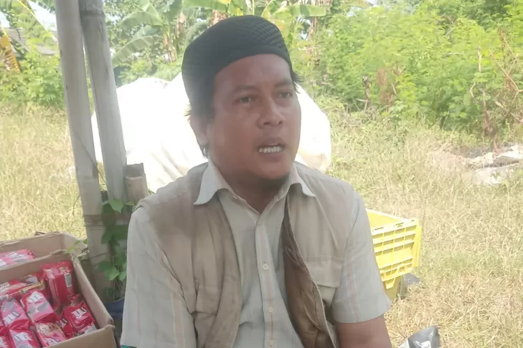 Warga Desa Anggita, Kecamatan Klari, Kabupaten Karawang, Isa Nur Sukarna yang merupakan korban dugaan pengeroyokan oknum kepala sekolah dan guru (Herman)