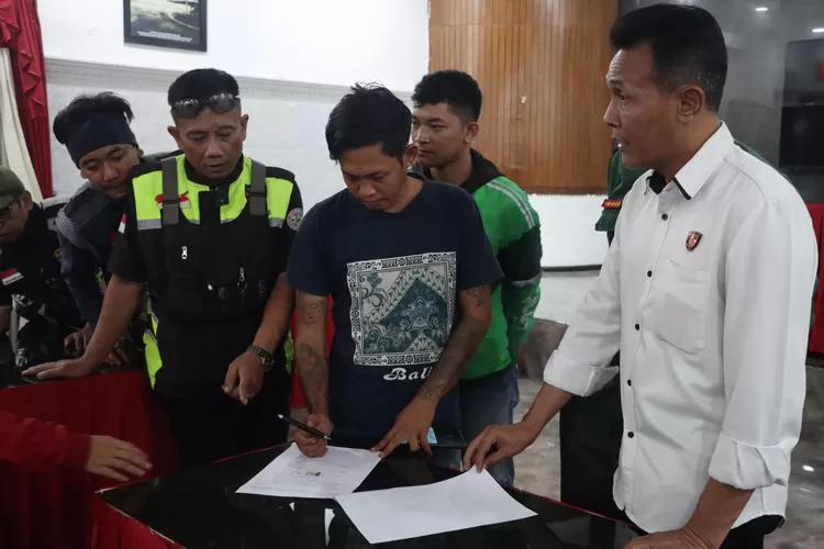 Para pengemudi angkot dan  ojol mengambil jalan damai, usai kisruh dan baku hantam depai balai Kota pada Selasa (20/8) kemarin. (Satiri)
